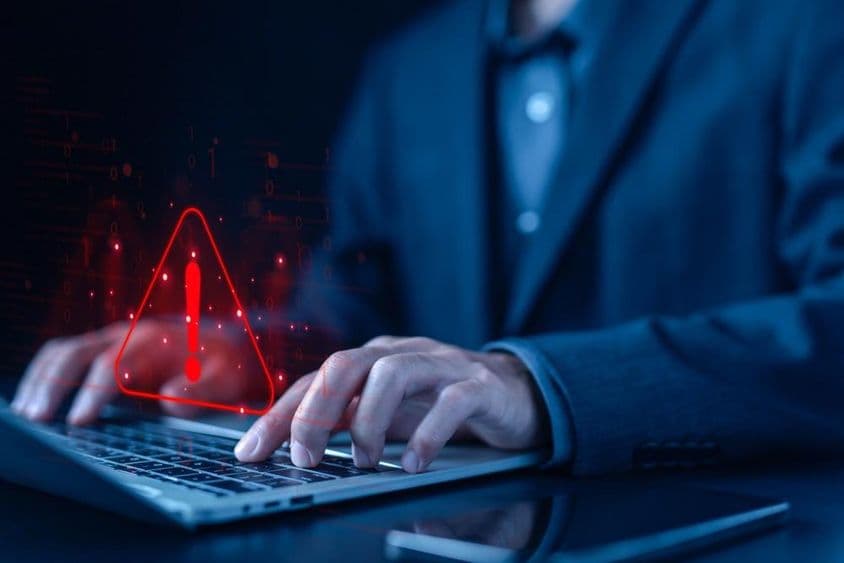 سائبر حملے کی انتباہ کی علامت۔