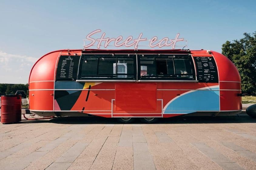 سرخ فوڈ ٹرک، سٹریٹ یا چوک کے درمیان فاسٹ فوڈ فروخت