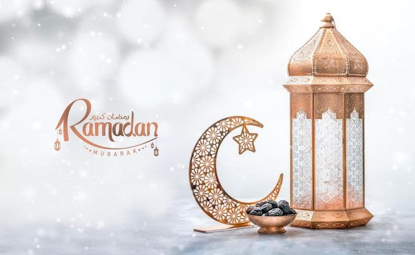 رمضان کریم کا خوش آمدید پس منظر، مراکشی لالٹین کے ساتھ کھجوریں اور ہلال۔