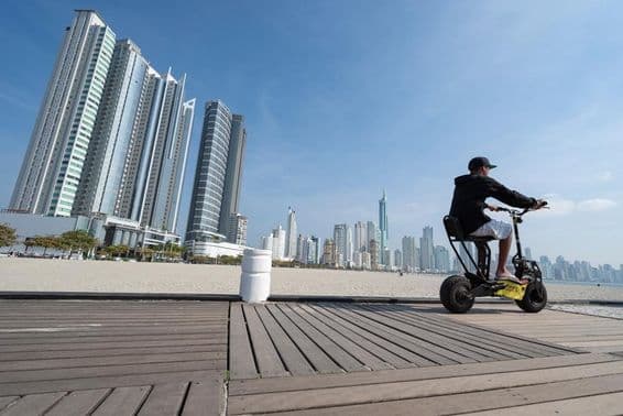 ایک نوجوان سکوٹر چلاتا ہوا