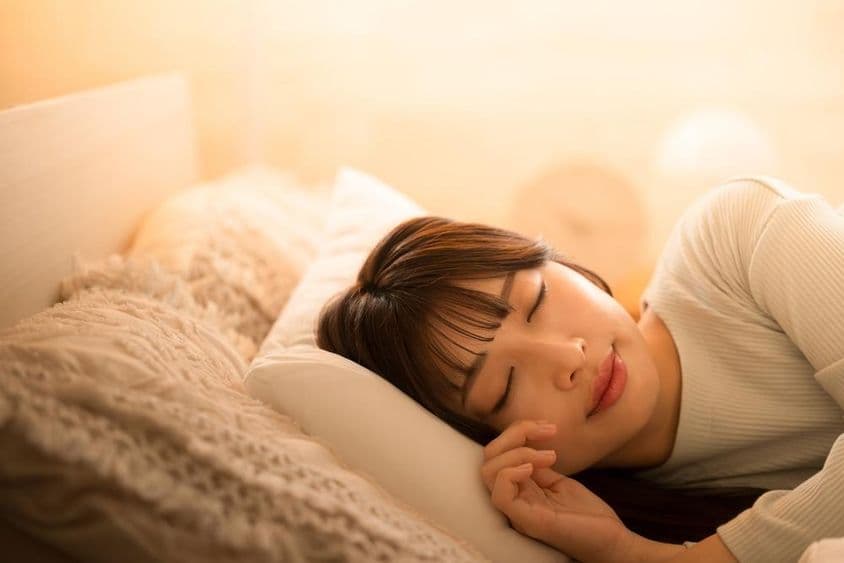 ایک خاتون بستر پر سوتی ہوئی۔