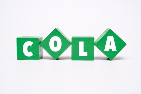 ایک رنگین لکڑی کا بلاک جس پر 'کولا' لکھا ہوا ہے۔