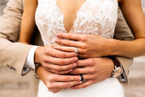 نوجوان جوڑا، انگوٹھیاں پہن رہا ہے۔