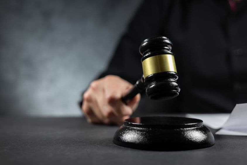 عدالت میں جج ایک گولہ تھامے ہوئے۔