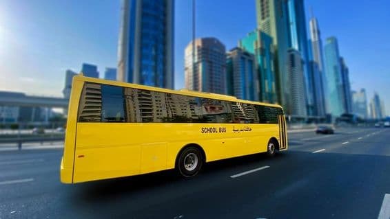 شیخ زید روڈ پر دبئی اسکول بس۔