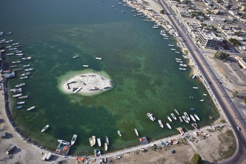 ام القوین کے ماہی گیر لنچ کے لئے جاتے ہیں۔