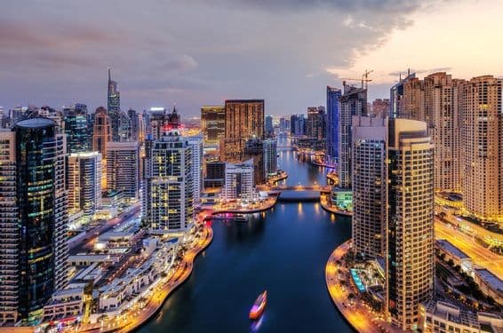 دبئی مارینا روشنیوں والے بلند عمارات کے ساتھ