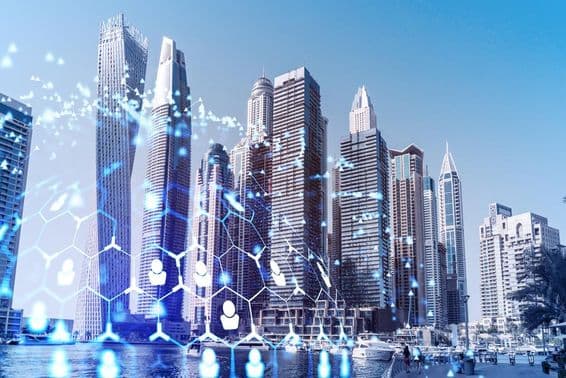 دبئی کے کاروباری ضلع میں فلک بوس عمارتیں اور ہولوگرام