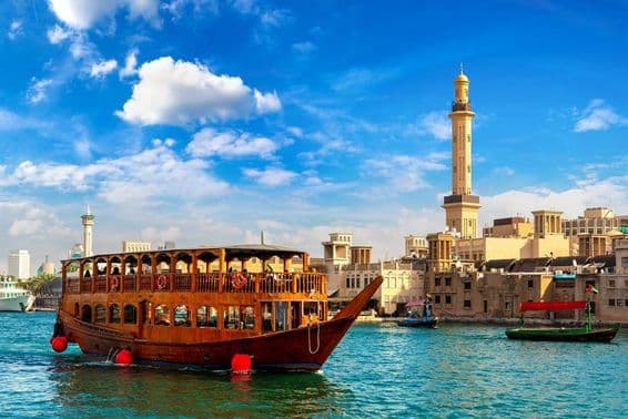 دبئی میں کریک بے میں پرانی روایتی لکڑی کی کشتی۔