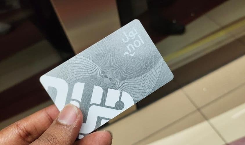 دبئی کا مسافر میٹرو نول کارڈ انٹری پاس تھامے ہوئے