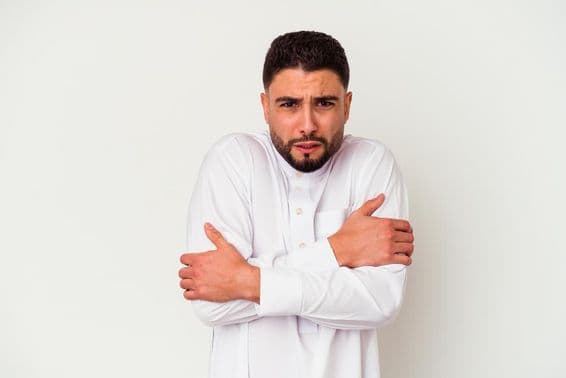 روایتی لباس میں سردی سے کانپتے عرب نوجوان