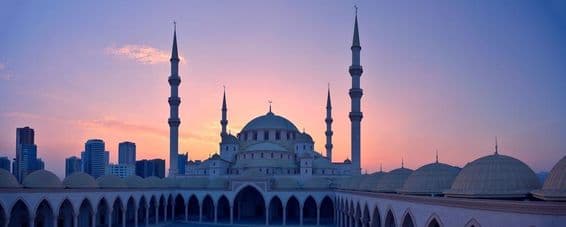 شیخ زاید مسجد، جو کہ متحدہ عرب امارات کی دوسری بڑی مسجد ہے۔