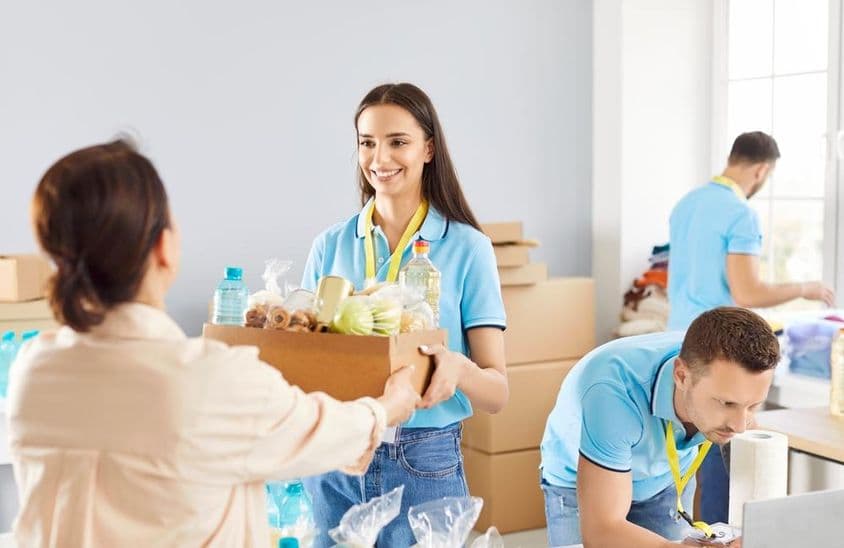 یونگ والینٹیر کی چیریٹی فاؤنڈیشن پر ضرورت مندوں کو مفت کھانا تقسیم کرتے ہوئے۔