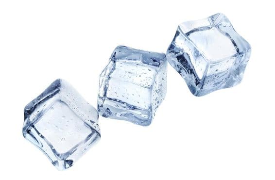 تین لطیف برفانی کیوبز خلا میں تیر رہے ہیں۔