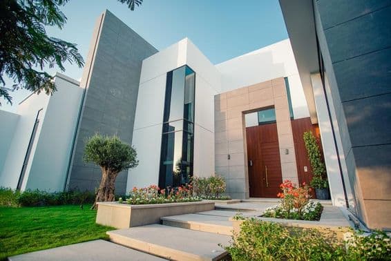 دبئی وِلا، بیرونی ڈیزائن، پول اور لان کے ساتھ گھر