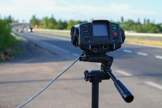 پولیس ریڈار گاڑی کی رفتار ماپ رہی ہے۔