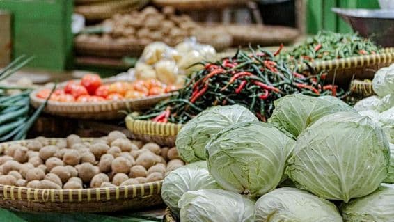 دبئی مارکیٹ میں مرچ اور گوبھی کی تصویر