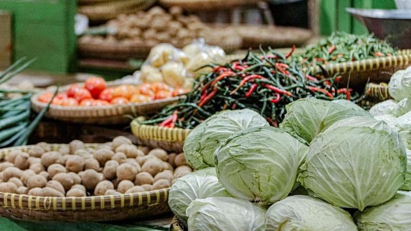 دبئی مارکیٹ میں مرچ اور گوبھی کی تصویر