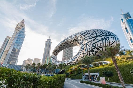 دبئی میں میوزیم آف دی فیوچر کی پچھلی جانب