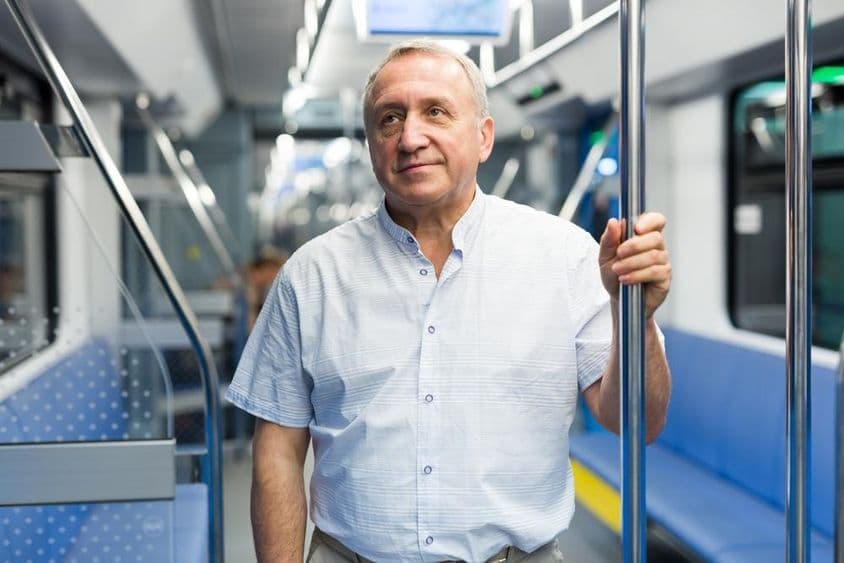 جرمن ریٹائرڈ شخص میٹرو میں سوار