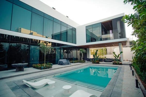 دبئی کی تعیش سے لبریز ولا، باہر پول کے ساتھ۔