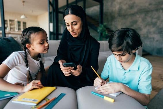 دبئی میں ایک روایتی عرب خاندان کا گھر پر وقت گزارنا