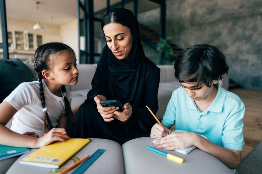 دبئی میں ایک روایتی عرب خاندان کا گھر پر وقت گزارنا