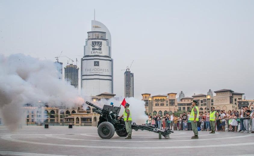 دبئی، متحدہ عرب امارات، ایک توپ غروب آفتاب کے وقت رمضان کے مہینے میں فائر کی جاتی ہے۔