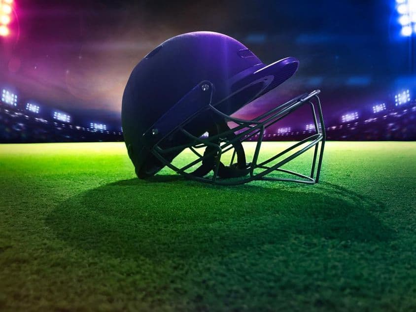 کرکٹ کا ہیلمیٹ سبز گھاس پر رکھا ہوا