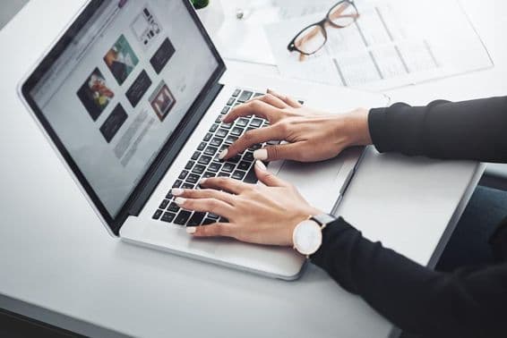 خاتون گھر سے لیپ ٹاپ پر کام کر رہی ہیں