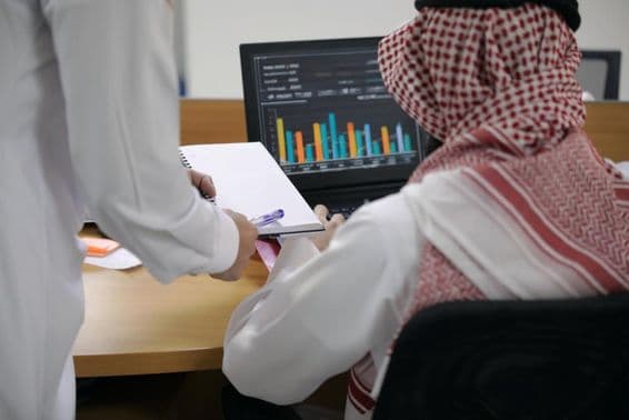 عربی دفتر کارکن لیپ ٹاپ استعمال کرتے ہوئے