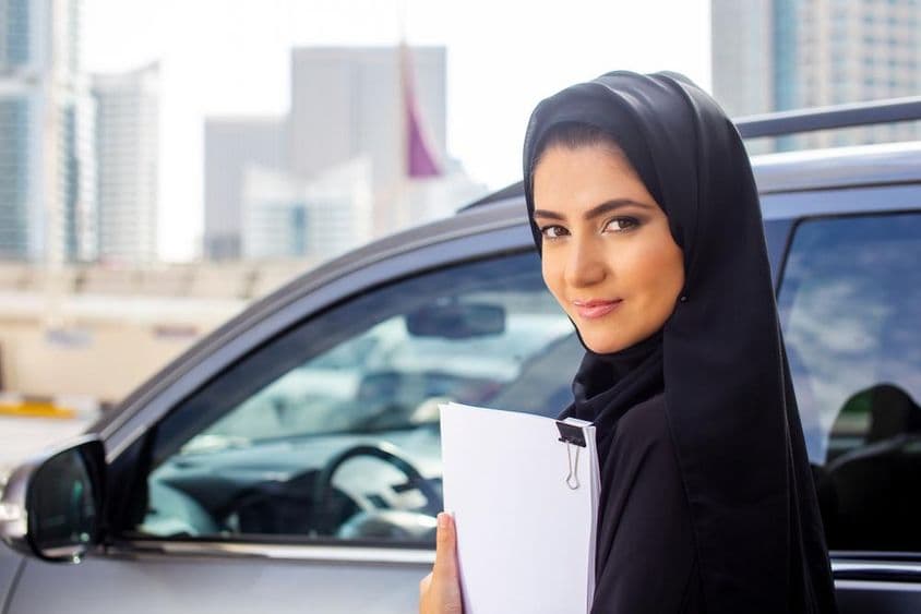 عربی طالبہ اپنی گاڑی چلاتے ہوئے۔
