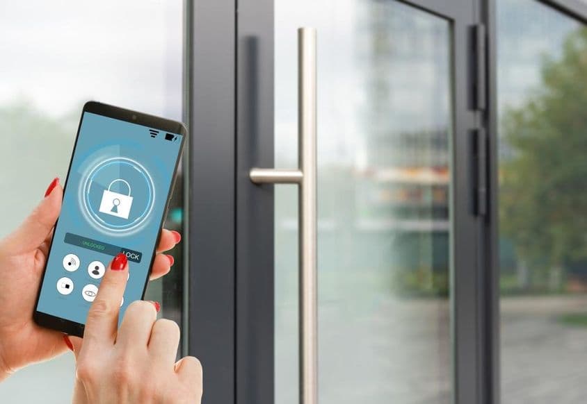 اسمارٹ فون کی سکرین پر سمارٹ ہوم کی ایپلیکیشن دکھا رہا ہے۔