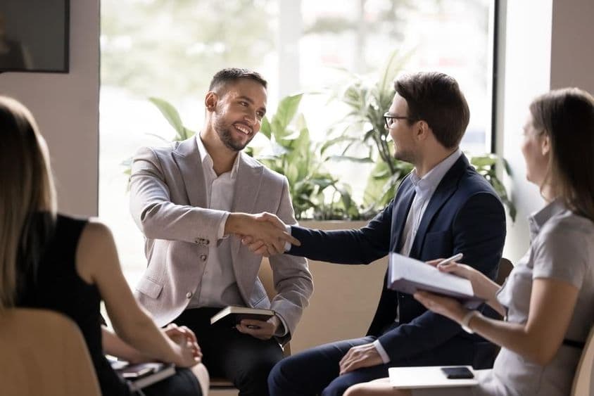 ایک بوس ایک ملازم کو آئیڈیا کے لئے شکریہ ادا کر رہا ہے۔