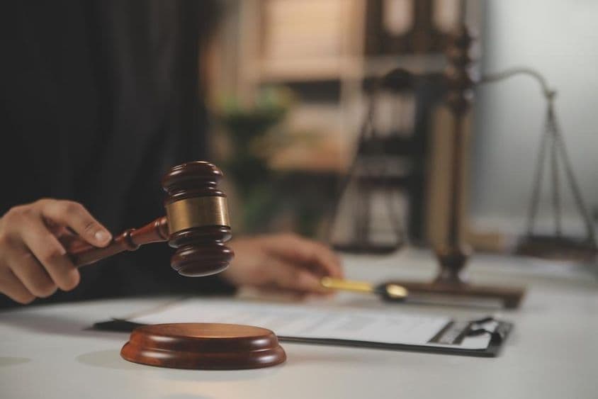 جج کا ہتھوڑا مارنے والا ہے۔