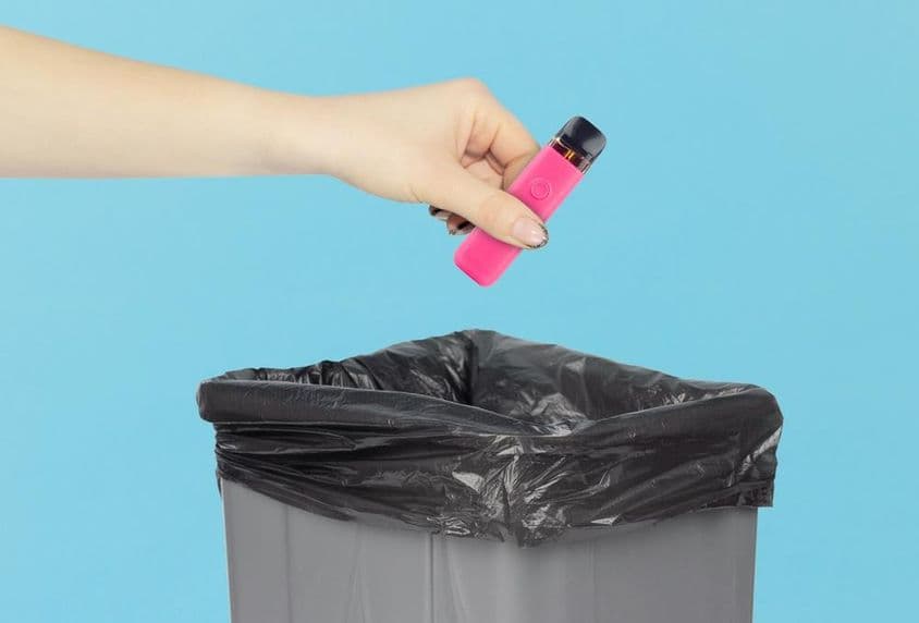 ای سگریٹ کو کچرے میں پھینکتے ہوئے