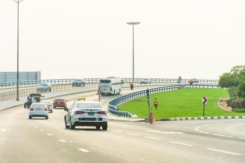 شارجہ شہر کی سڑک پر ایک امن ٹیکسی۔