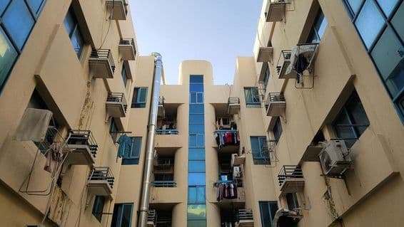 دبئی سستی رہائش گاہ کی بالکنی، ایئر کنڈیشنگ اور لانڈری کے ساتھ۔