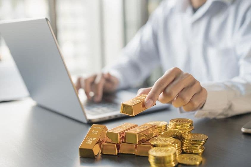 ایک شخص کے ہاتھ میں سرمایہ کاری کا سونا۔