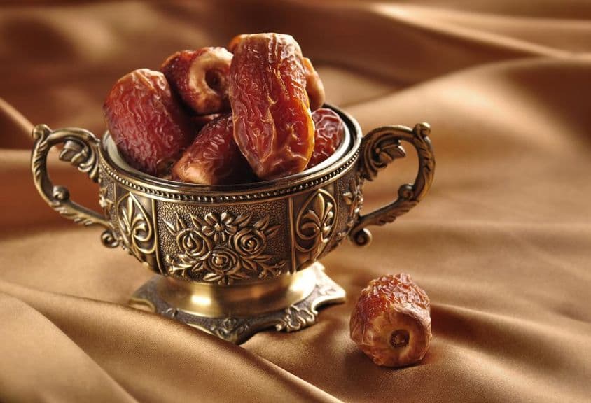 تاریخی پیالے میں کھجوریں