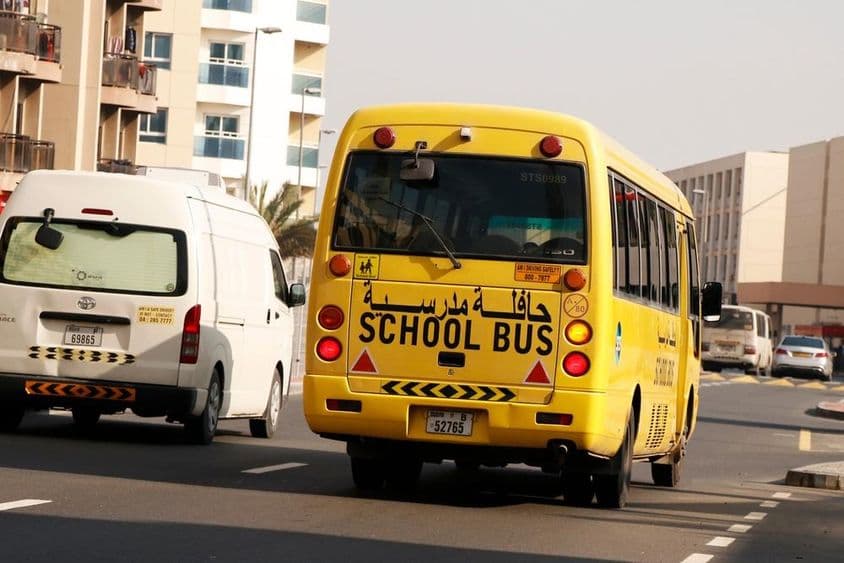 دبئی میں طلباء کی نقل و حمل کے لئے پیلا اسکول بس۔