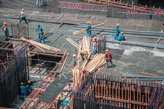 دبئی، متحدہ عرب امارات میں کام کرتے ہوئے تعمیراتی کارکنوں کا منظر۔