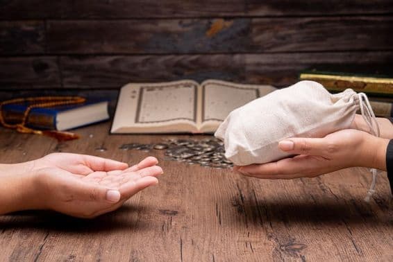 مسلمان غریبوں اور محتاجوں کی مدد کرتے ہوئے۔