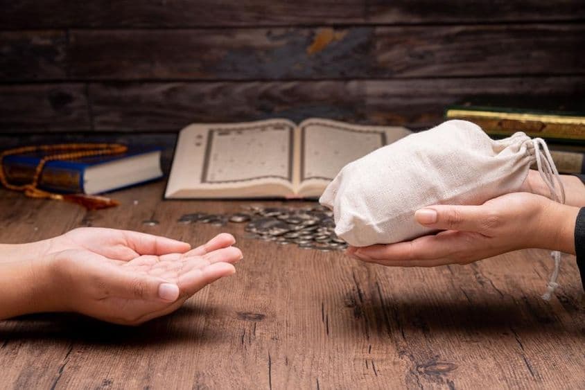 مسلمان غریبوں اور محتاجوں کی مدد کرتے ہوئے۔