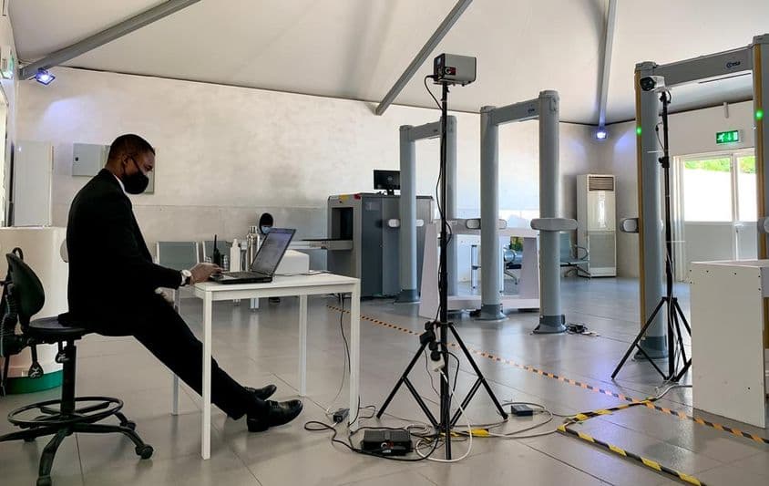 ابوظہبی ایئرپورٹ ٹرمینلز کے دروازے پر تھرمل باڈی ٹمپریچر اسکینر۔