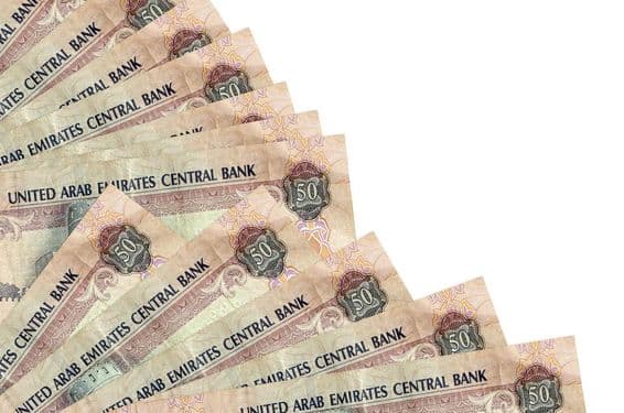 ۵۰ اماراتی درہموں کی ایک ڈھیری۔