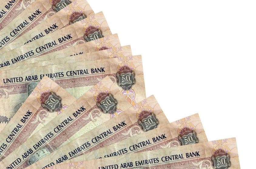 ۵۰ اماراتی درہموں کی ایک ڈھیری۔