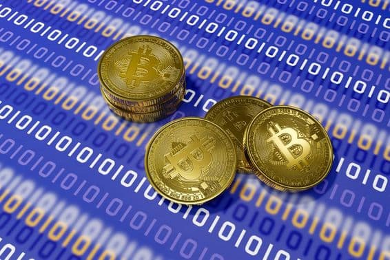 بلیو بیک گراؤنڈ پر بٹ کوائن سفید بائنری کوڈ کے ساتھ۔