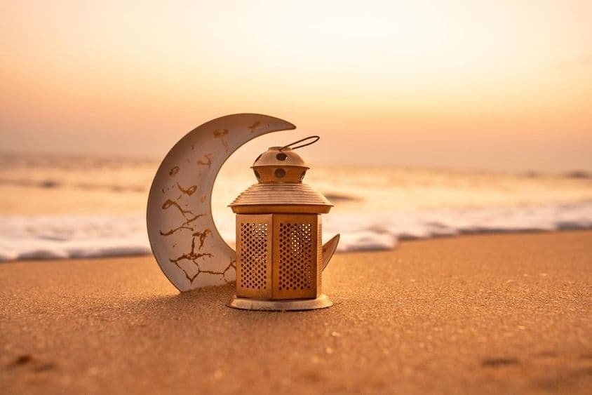 روایتی شمعوں والی ہلال چاند ساحل پر