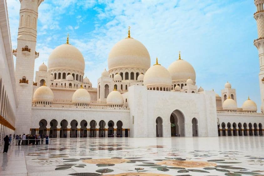 شیخ زید گرینڈ مسجد، متحدہ عرب امارات کی سب سے بڑی مسجد۔